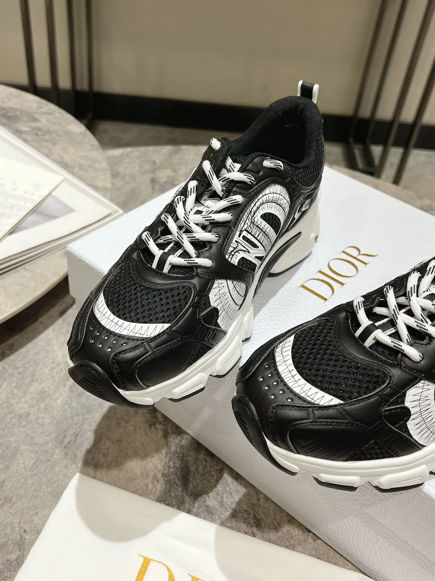 👟👟Ex-factory price 600👟👟 The latest hot model, the star model 2024 main hot product, the newly released Dior Chrono new casual sports shoes, running shoes, dad shoes are really cool, full of futuristic feeling! Really cool! Once again interpreting Dior's concept of cool fashion, the lucky star will bless you with good luck. The new EVA sole is super light and super soft! A perfect replica of the original! Fully matched material and mold! ! Women’s size: 35-39 (40.41 customized)